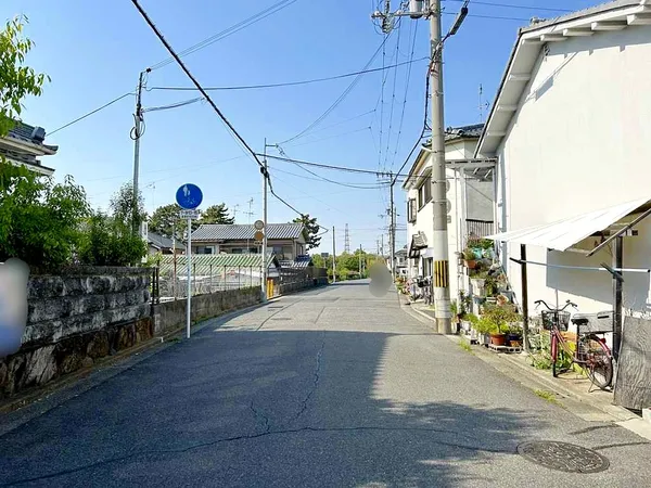 西側道路幅員は約６．７ｍとゆったりとした道です