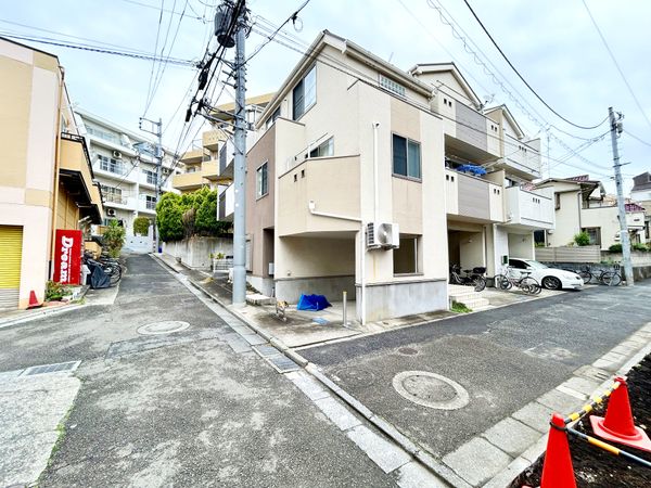 渋谷区本町6丁目 戸建 前面道路含む外観 前面道路含む外観