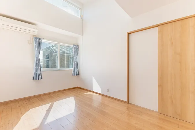 2階洋室約7.0帖※画像は実際の室内写真及び間取り図をもとに、CGにて再現した「空室リフォームイメージ」であり、実際とは多少異なります。