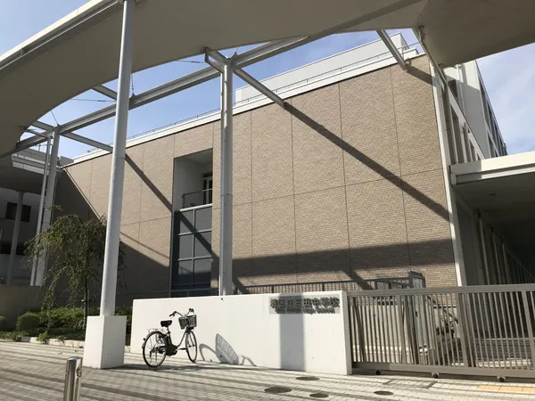 港区立三田中学校