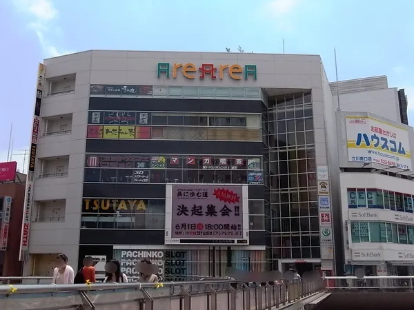 徒歩6分。