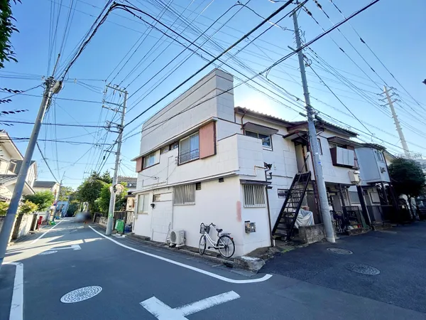 北東角地　東側約５．４ｍ公道　閑静な住宅地　住環境良好　日当たり良好　敷地の北側一部に賃貸中アパート有