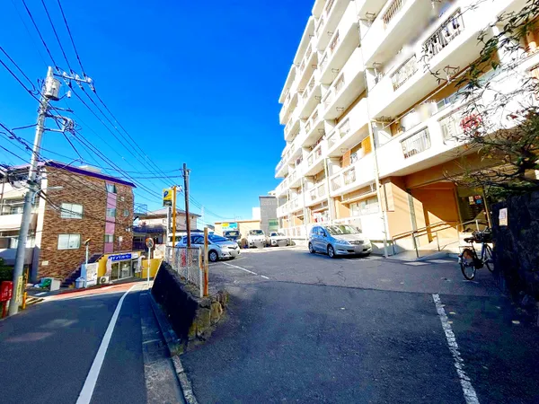 マンション南側は時間貸駐車場