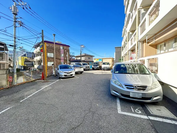 マンション南側は時間貸駐車場