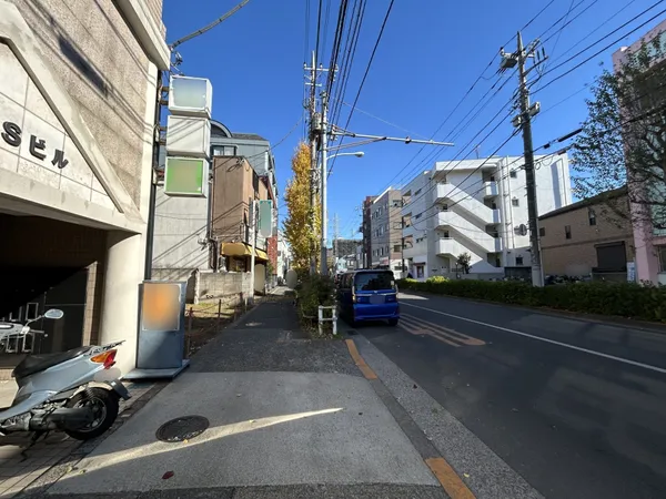 前面道路は広々としており、車の出入りもスムーズ。開放感ある立地が魅力です。