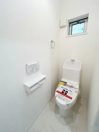 白を基調とした清潔感のあるトイレは、お掃除が簡単なタイプを採用！ウォッシュレット付きで快適です。