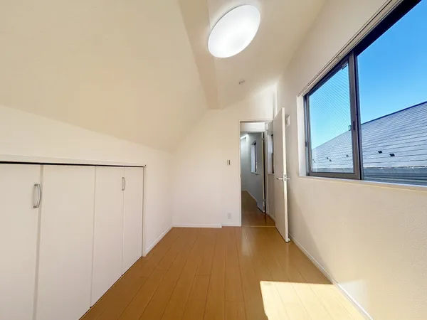 約5.1帖のお部屋は、白と木目の明るい色が基調となっているお部屋です。収納が備わっているため荷物が多くても安心です。