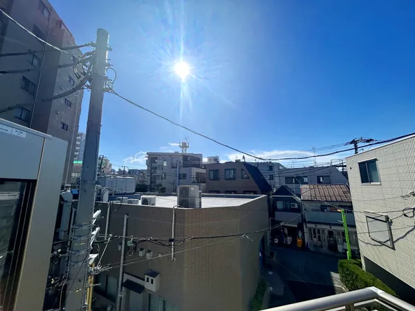 窓からの景色は街並み中心。生活感のある眺望で、落ち着いた日常を楽しめます。