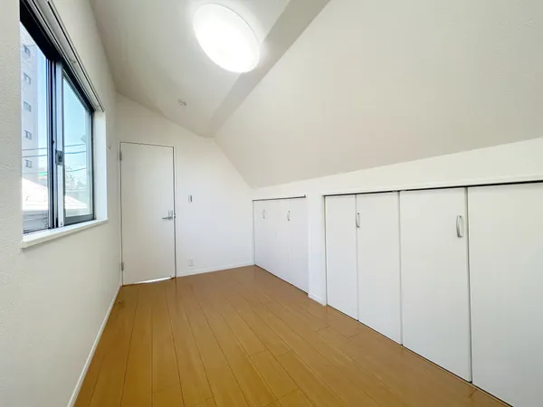 過ぎ行く時間をゆったりと感じることができる約5.8帖の落ち着いたお部屋。プライベートな時間を満喫できます。