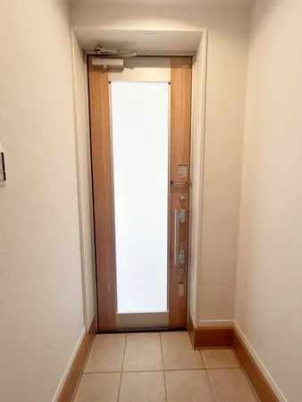 毎日出入りに使う玄関は外出する時は爽やかに、帰宅するときはホッとする落ち着いた空間へ。