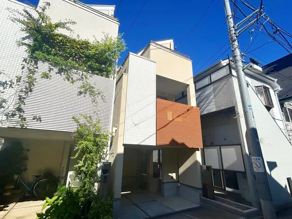 街並みに自然と馴染む色を基調とした外観は、温かみのある色合いが全体を包み、やさしい雰囲気を感じます。