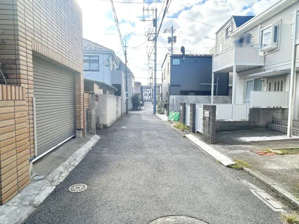 ●南側道路／幅員約3.9メートル※東側から撮影