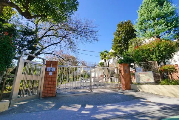 徒歩7分。中野区立明和中学校