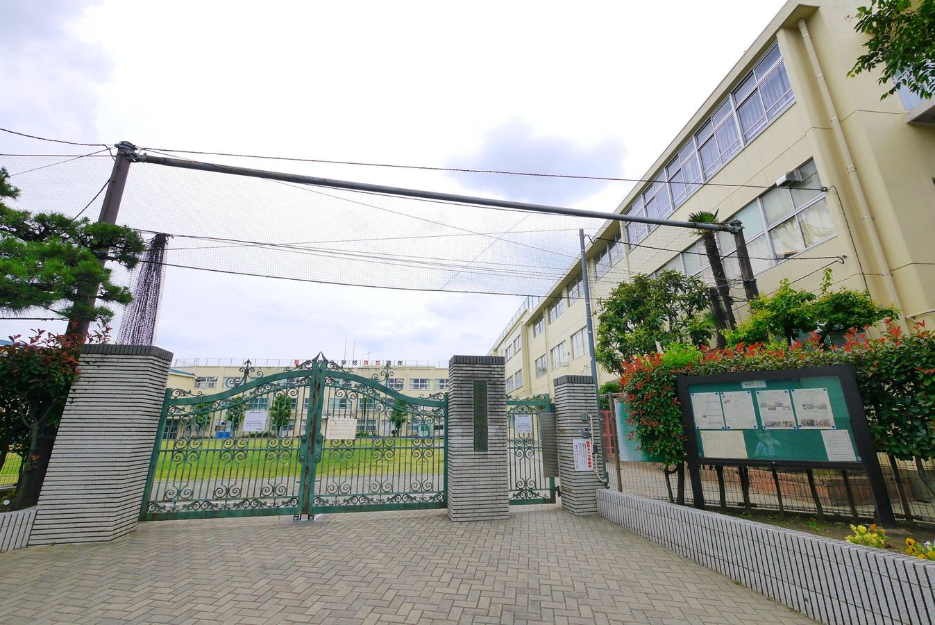 中野区立啓明小学校（約60ｍ）