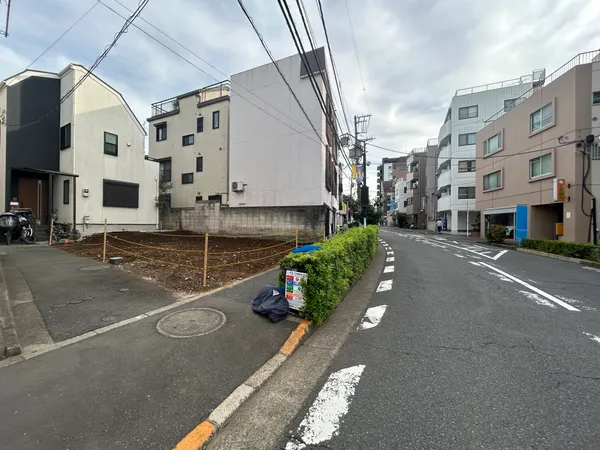 西側は歩道付きの公道に面します