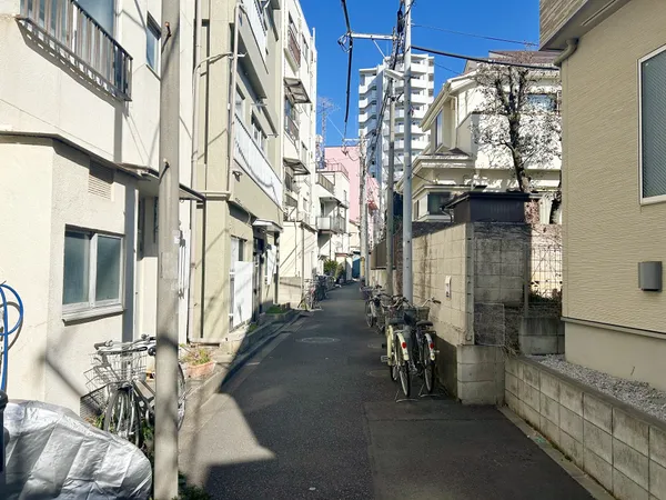 前面道路を含む外観