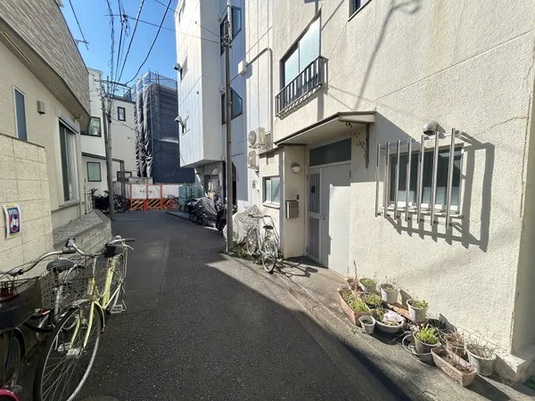 前面道路を含む外観