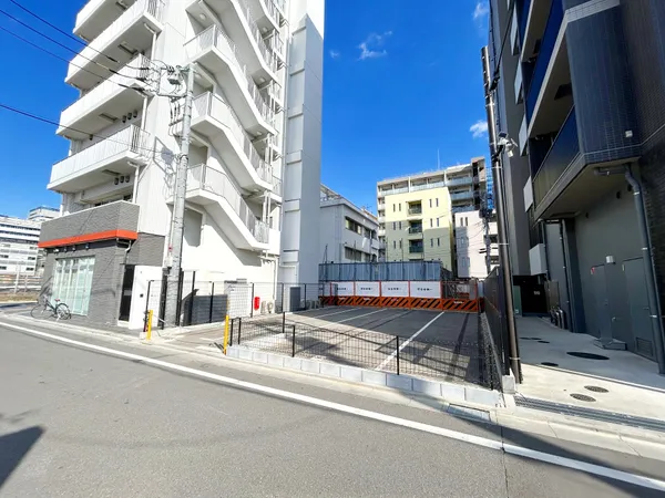 前面道路含む外観写真