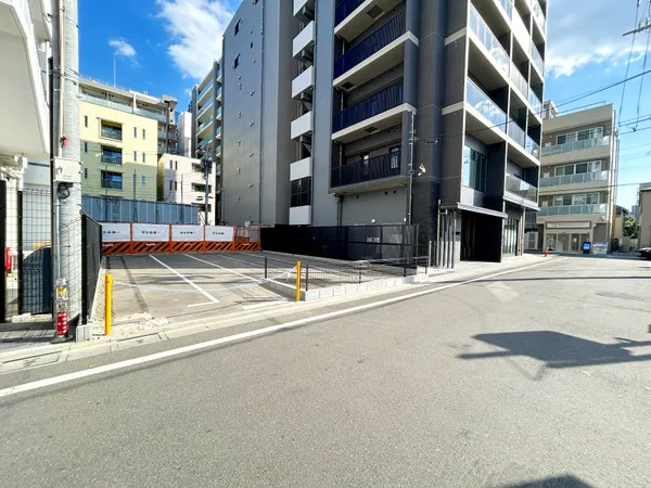 前面道路含む外観写真