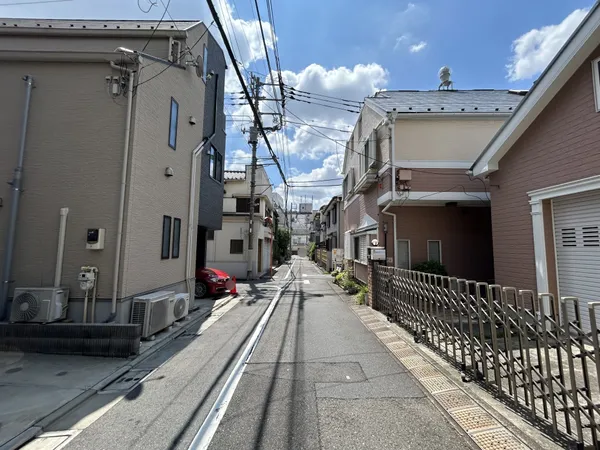 西側前面道路