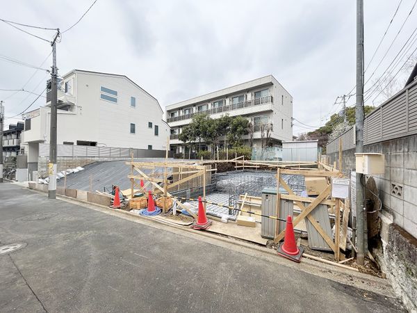 中野区中野2丁目 戸建 前面道路含む外観 中野区中野2丁目 戸建 前面道路含む外観