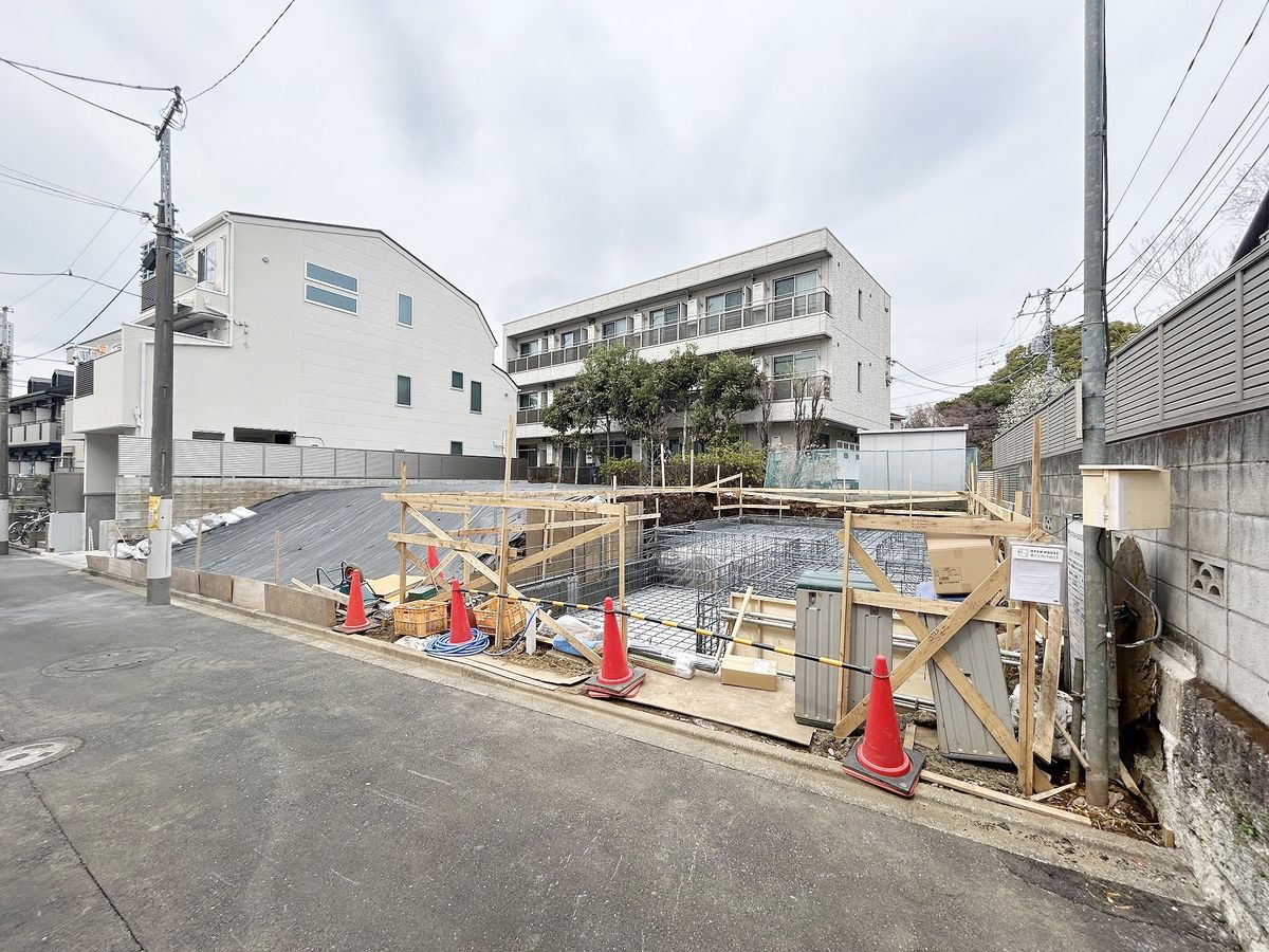 中野区中野2丁目 戸建 前面道路含む外観 前面道路含む外観
