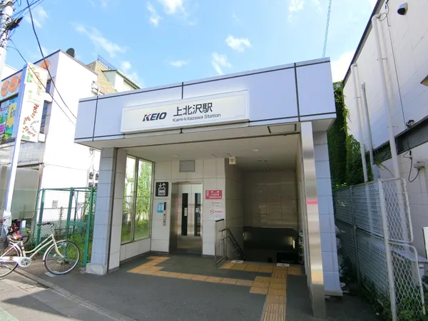 徒歩8分。
