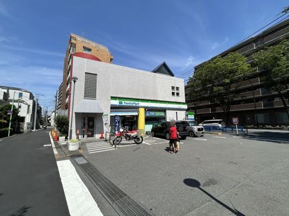 ファミリーマート芦花公園駅北店（約600ｍ）