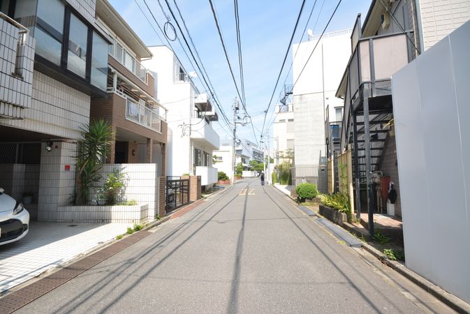 港区南麻布3丁目 古家付土地 前面道路含む外観