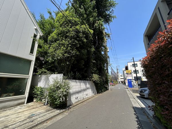 世田谷区北沢3丁目 古家付土地 前面道路含む外観 世田谷区北沢3丁目 古家付土地 前面道路含む外観