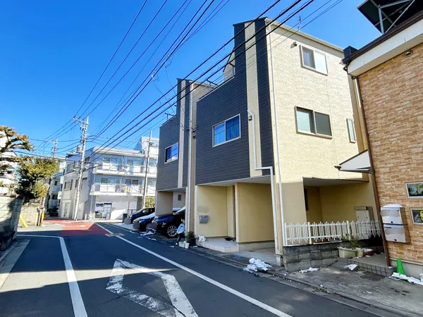 前面道路約６．０ｍの公道に面し、車の出入庫も容易です。