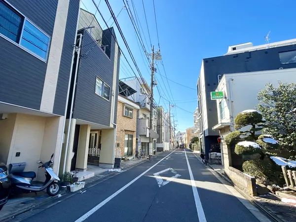 道路対面側に北沢警察署羽根木交番があり、安心感のある立地です。