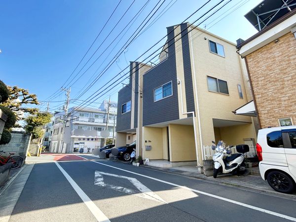 世田谷区羽根木1丁目 戸建 前面道路含む外観 世田谷区羽根木1丁目 戸建 前面道路含む外観
