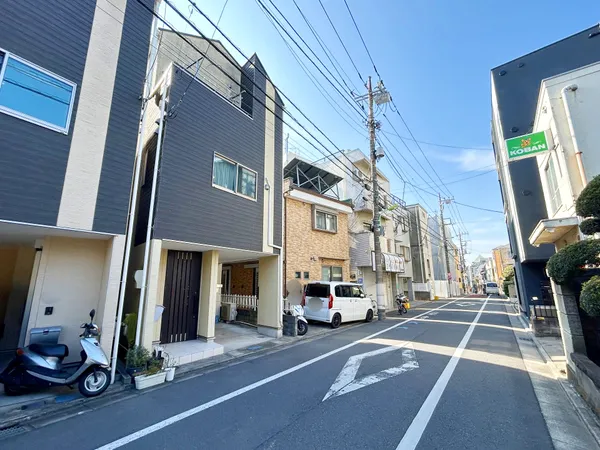 道路対面側に北沢警察署羽根木交番があり、安心感のある立地です。