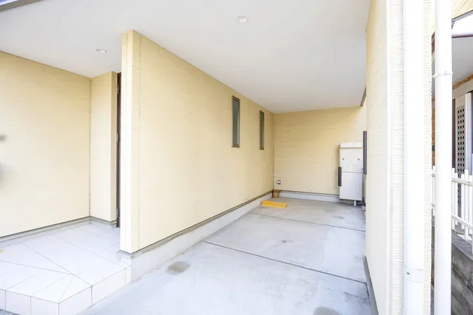 カースペース（内幅約2110ミリ・奥行約5151ミリ、高さ約2560ミリ）、玄関前に屋外水栓を設置。