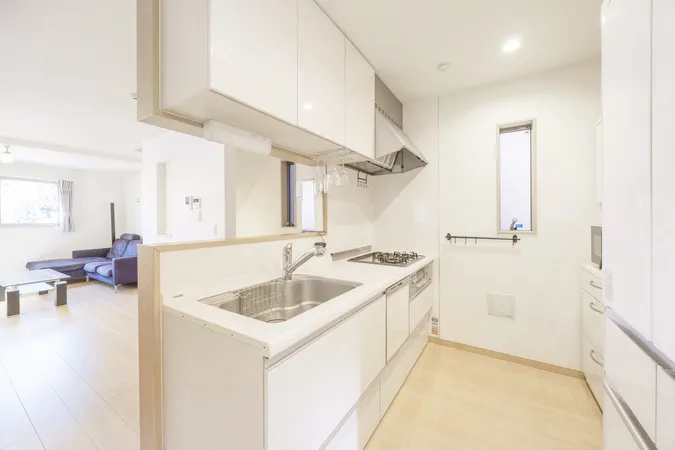 対話のしやすい対面式キッチン。食器洗い乾燥機・ガス三口コンロ付。※家具・家電等は取引対象に含みません。