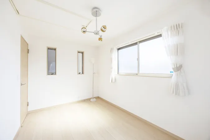 ３階の洋室約６．４帖。梁や柱の張り出しが無く、使い易い形状です。