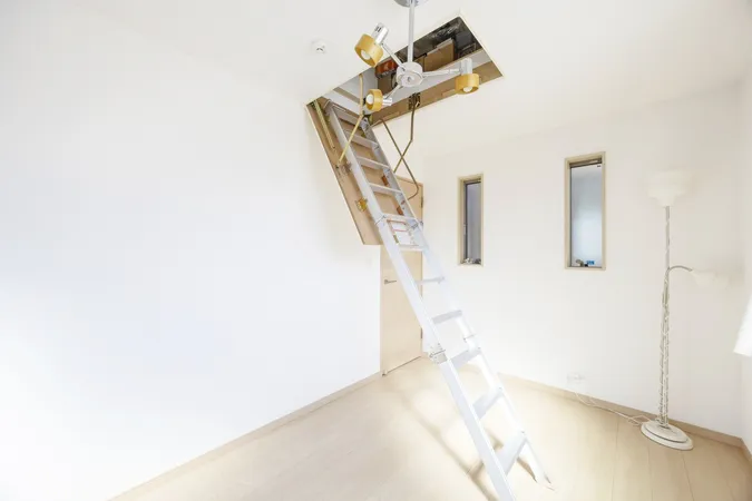 ３階の洋室約６．４帖。収納力のある約４．１帖の小屋裏収納あり。※家具・家電等は取引対象に含みません。