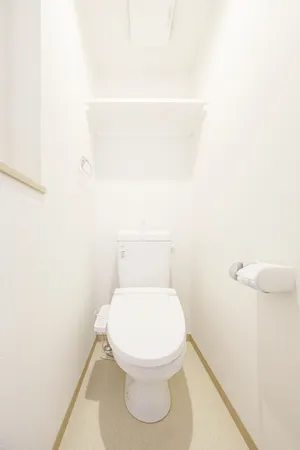 ３階トイレ。ウォシュレット・上部収納あり。