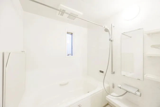 １階浴室。浴室換気乾燥機・窓あり。