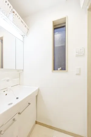 窓のある１階洗面室。洗濯機置場は２階ＬＤＫに設置。