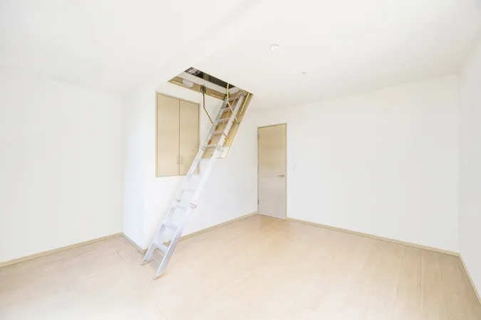 ３階の洋室約８，８帖。約４．１帖の小屋裏収納あり。※画像は室内写真・間取図を元に、CGにて再現した「空室リフォームイメージ」であり、リフォーム工事費用は価格に含まれておらず、現況でのお引渡となります。