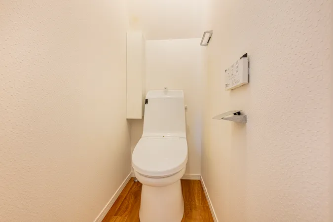 ３階トイレには快適な温水洗浄便座付