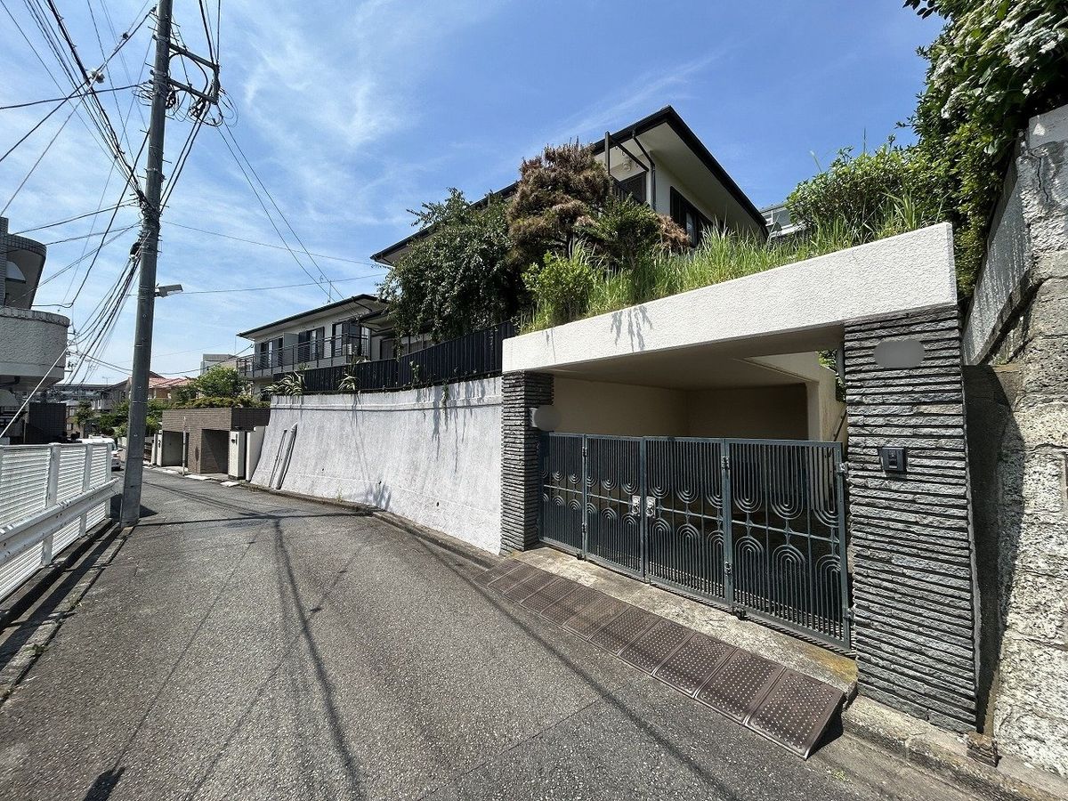 前面道路含む外観