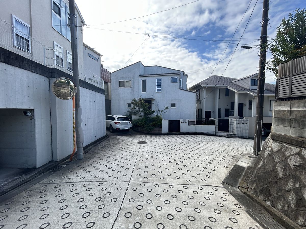 前面道路含む外観
