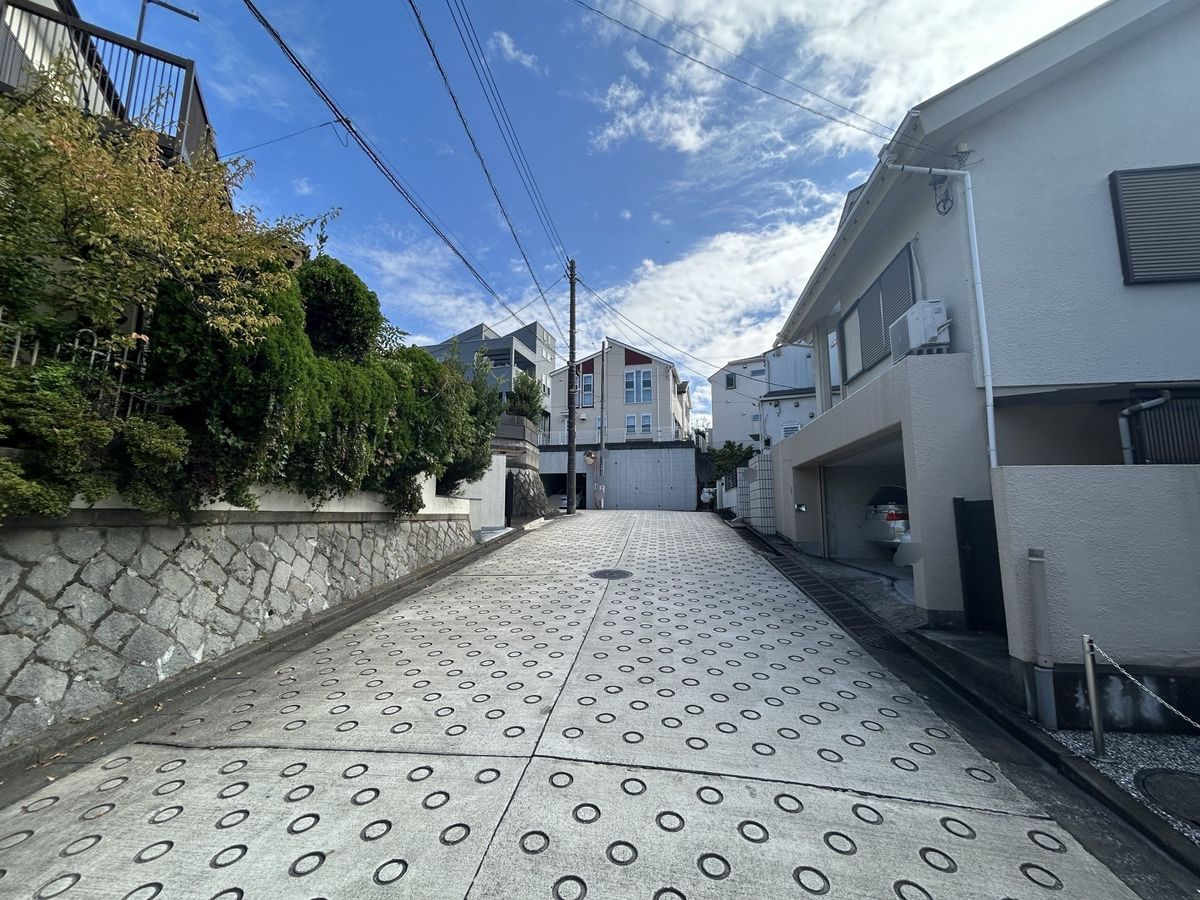 前面道路含む外観