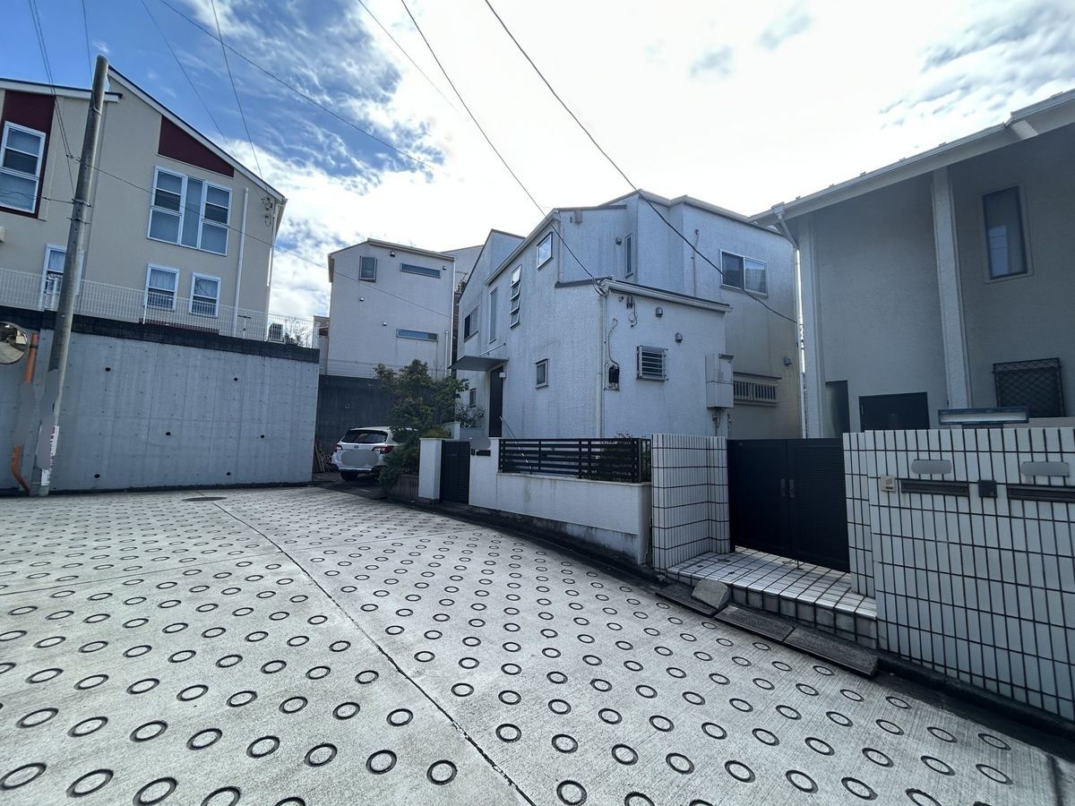 前面道路含む外観