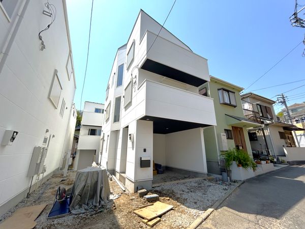 鶴見区獅子ケ谷2丁目(新築戸建)4号棟 前面道路含む外観 鶴見区獅子ケ谷2丁目(新築戸建)4号棟 前面道路含む外観