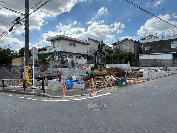 菅生ケ丘3期 1号棟 前面道路含む外観 菅生ケ丘3期 1号棟 前面道路含む外観