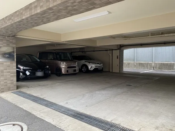 敷地内駐車場がございます。空き状況等はお問い合わせください。